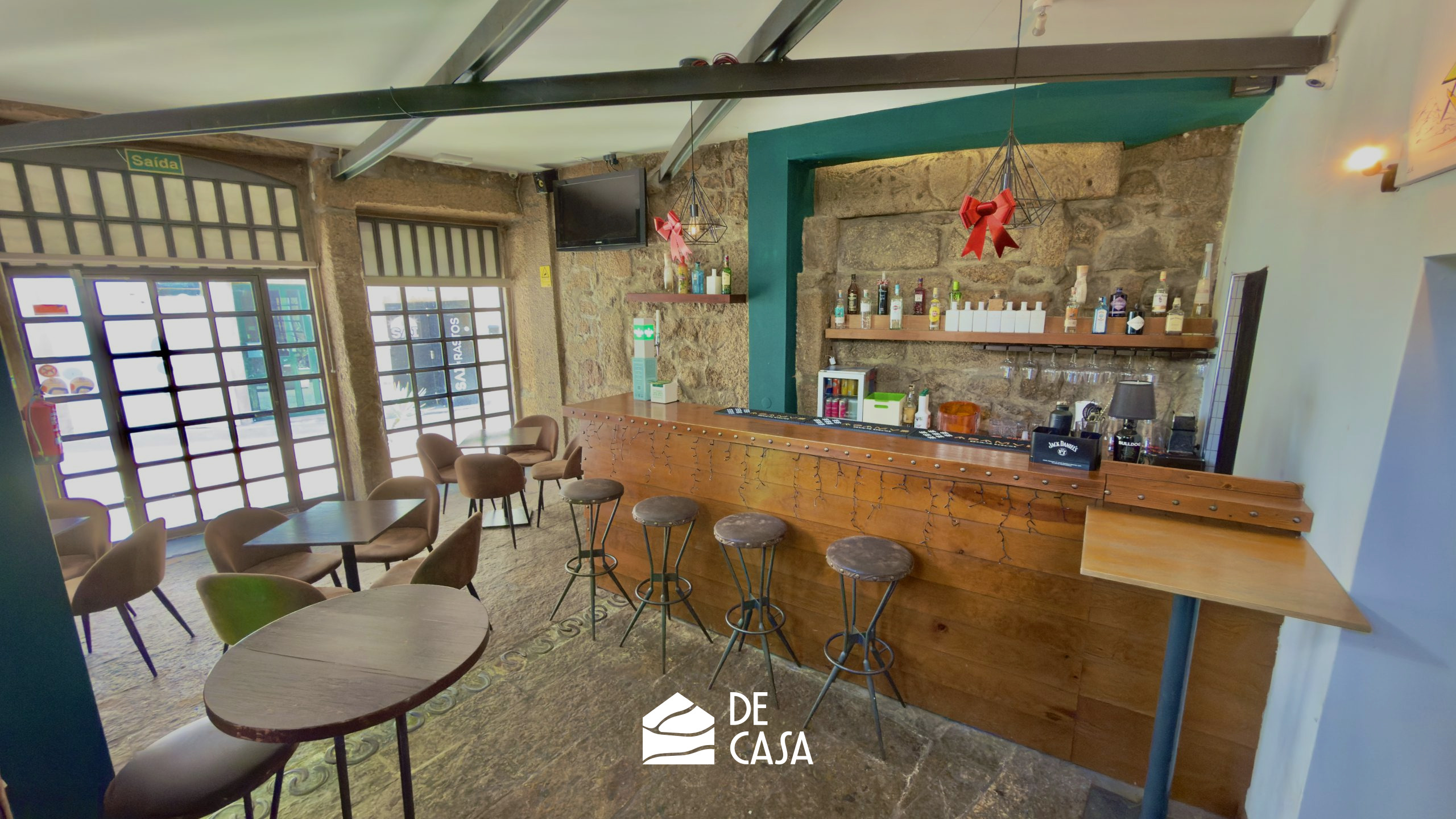 Espaço Comercial para Trespasse: Bar em Pleno Funcionamento!
